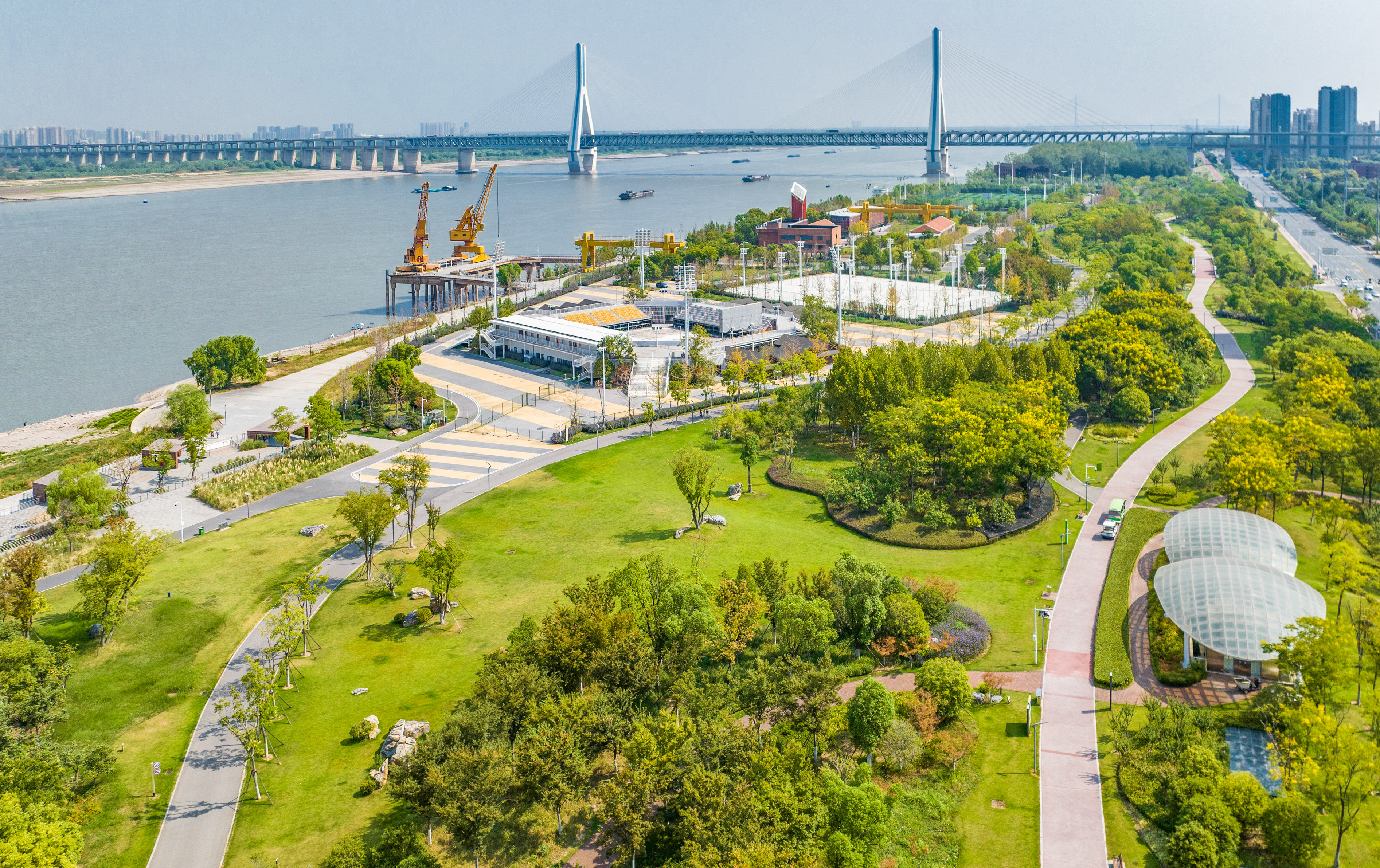 《長(zhǎng)江日?qǐng)?bào)》：漫江畫(huà)卷入城來(lái)